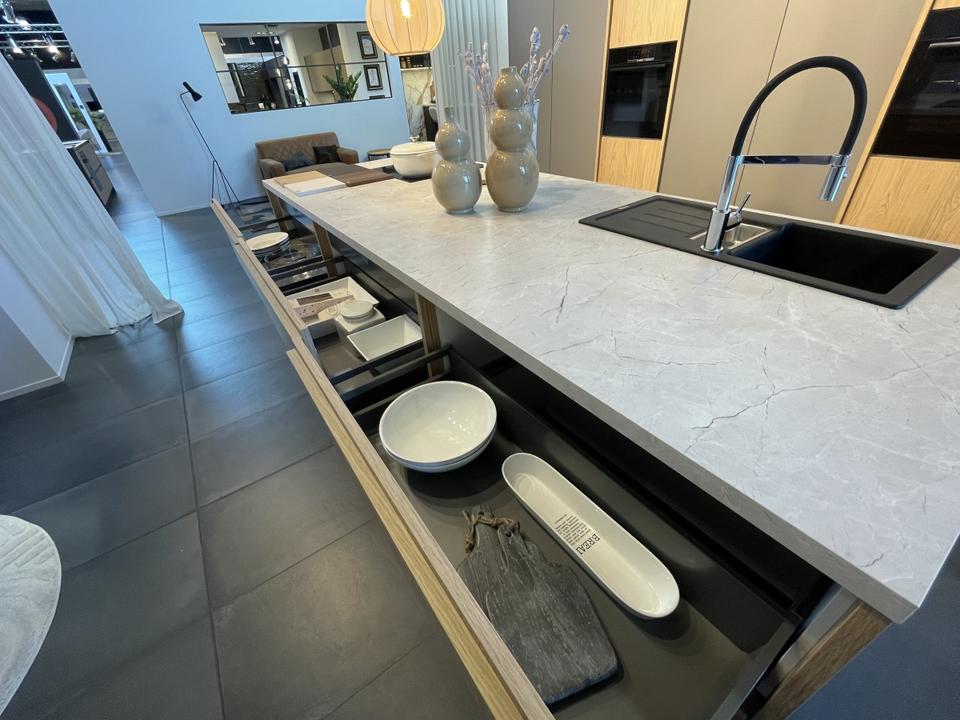 Moderne Insel Küche Taupe & Eiche Steinoptik Platte Einbauküche - Bild 4