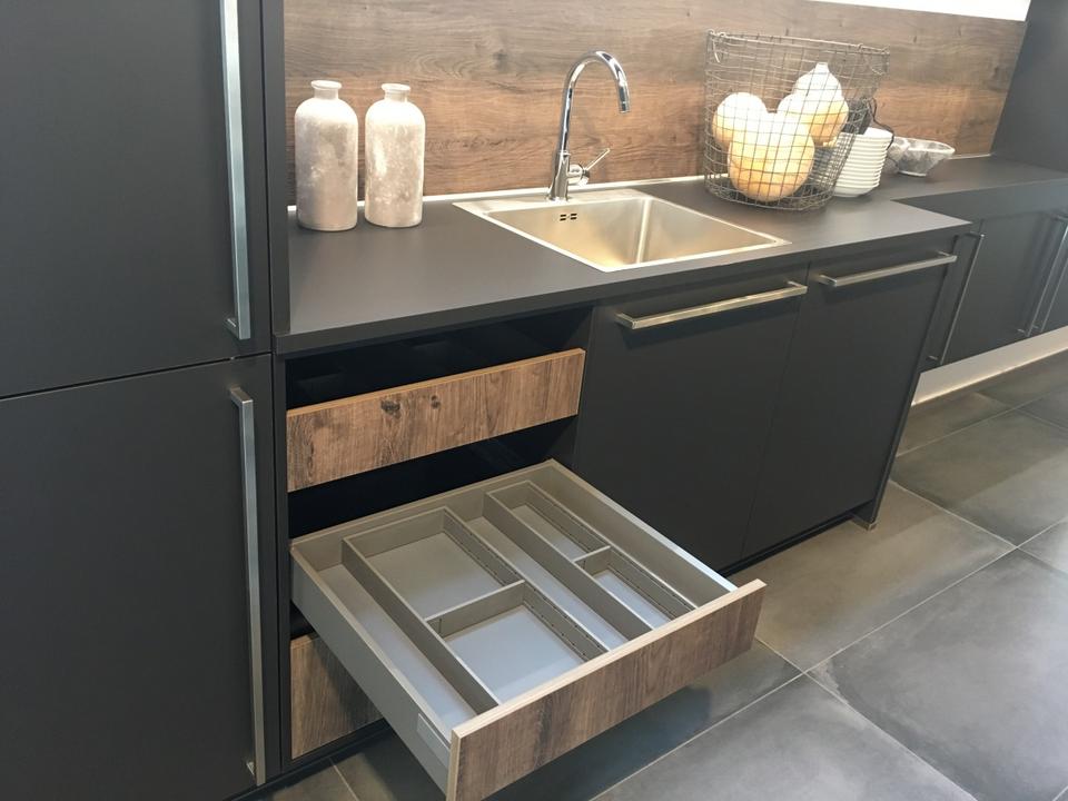 Inselküche 240x90 plus 3x Hochschrank Einbauküche freie Planung - Bild 13