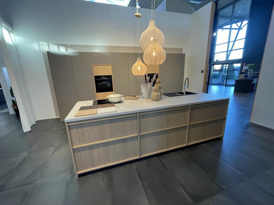 Moderne Insel Küche Taupe & Eiche Steinoptik Platte Einbauküche