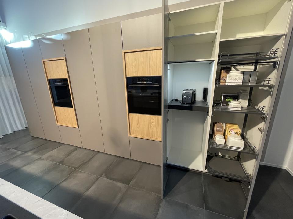 Moderne Insel Küche Taupe & Eiche Steinoptik Platte Einbauküche - Bild 2